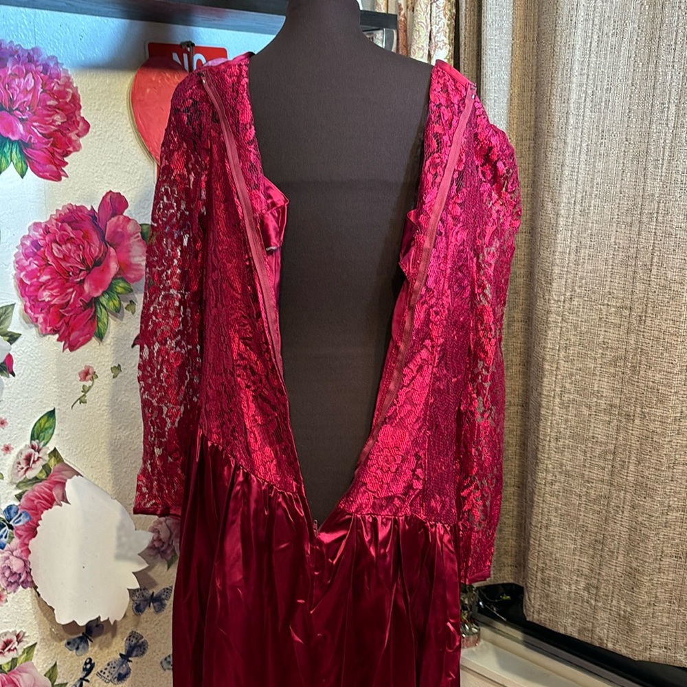 Vintage unbranded luxurious red satin and lace long sleeve maxi gown. Size 18W. - Picture 11 of 17